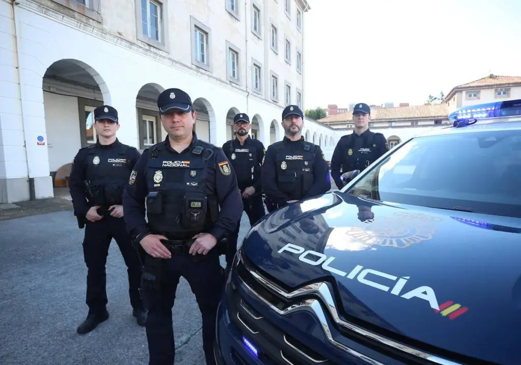 ¿se puede ser policía nacional con gafas?