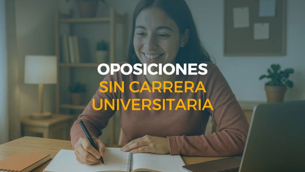 Opositora joven estudiando contenta desde casa para preparar oposiciones sin carrera universitaria