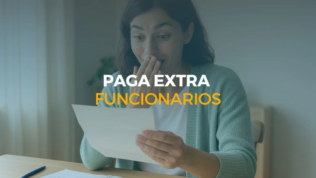 Funcionaria joven sorprendida y sonriente al leer una notificación en papel sobre su paga extra, sentada en casa frente a sus apuntes de estudio.