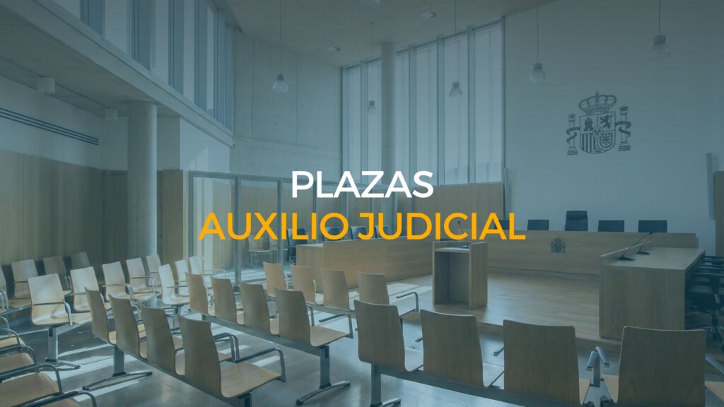 Sala de vistas de un juzgado español moderno con sillas vacías, representando el aumento de plazas de Auxilio Judicial en 2026.