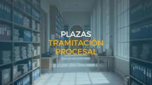 Vista en perspectiva de un pasillo de un Palacio de Justicia con estanterías llenas de expedientes y luz natural, representando el entorno de trabajo de las plazas de tramitación procesal.