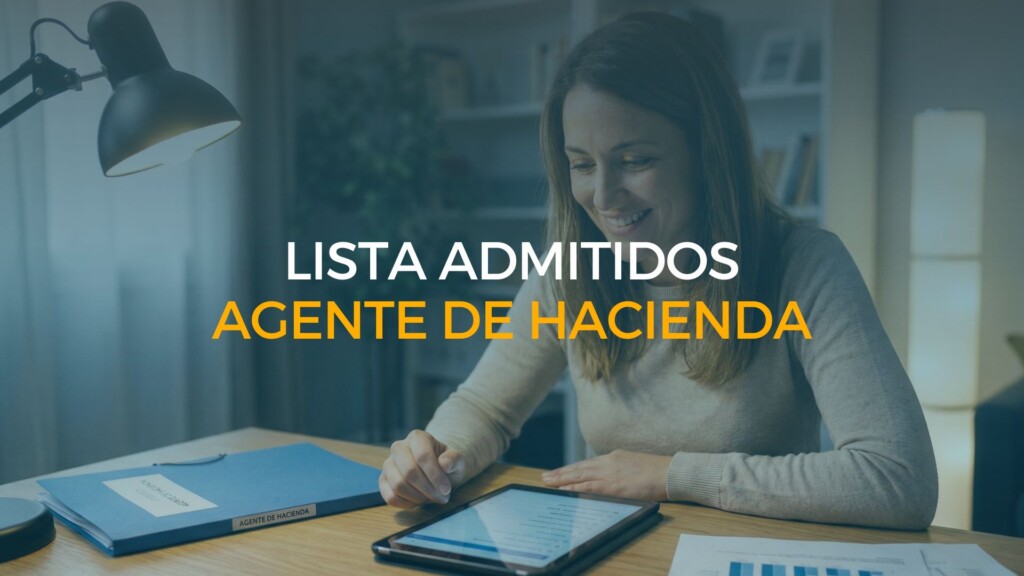 Opositora consultando en su tablet la lista admitidos agente de hacienda 2026, con carpeta azul de estudio y documentos con gráficos financieros sobre la mesa en un entorno de estudio en casa.