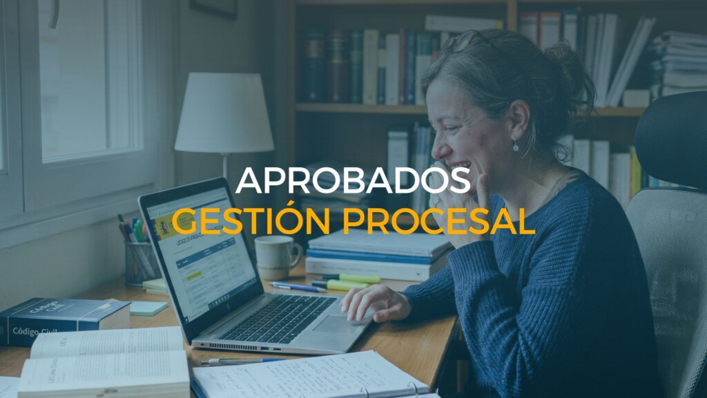 Una opositora rodeada de libros de derecho y el Código Civil ríe emocionada al ver su nombre en la lista de aprobados gestión procesal en la pantalla de su portátil.