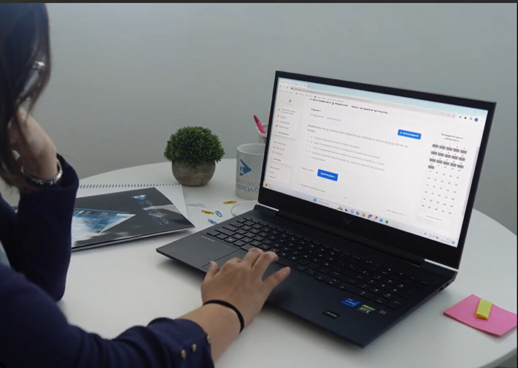 Opositora estudiando con el campus de la academia