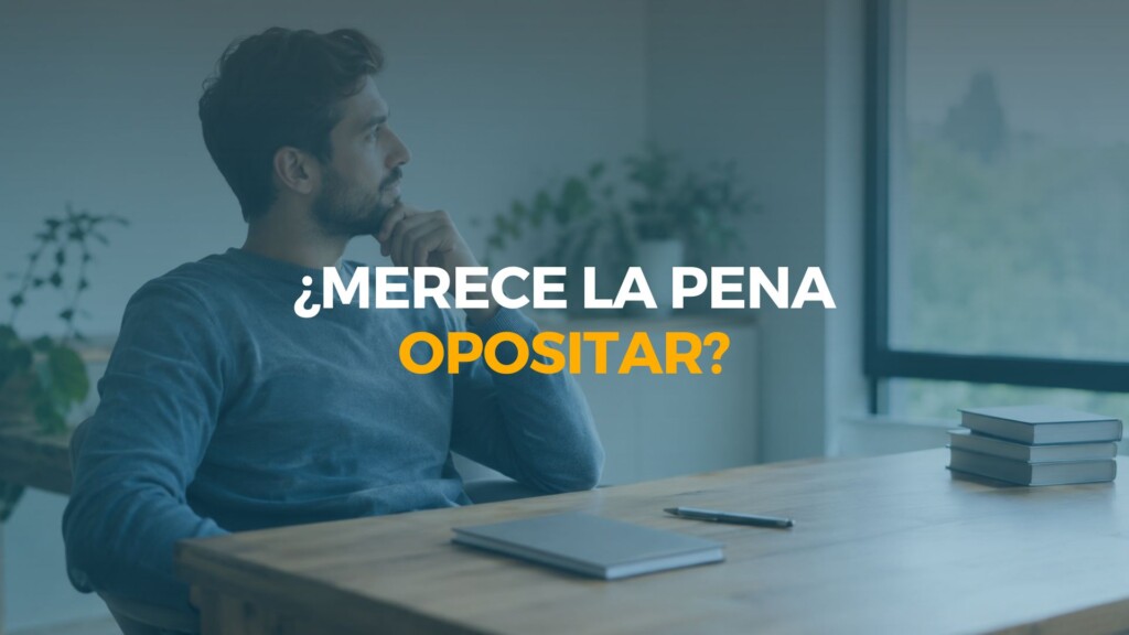 Persona pensativa frente a un escritorio con un cuaderno cerrado, valorando si merece la pena opositar